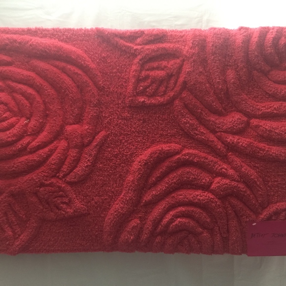 Betsey Johnson Accessories - Betsey Johnson Large Textured Floral Bath Rug